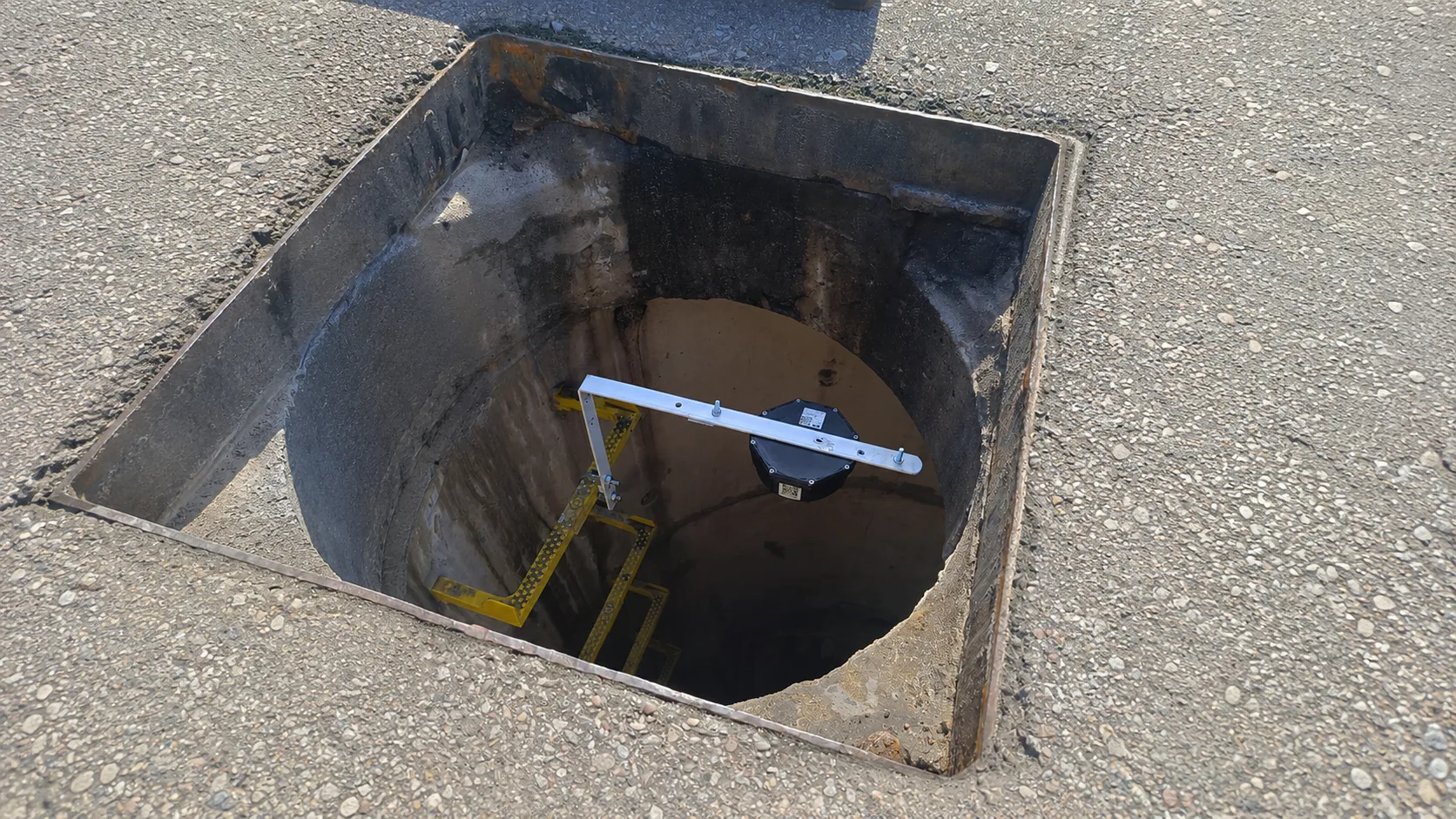Proactive Manhole Flood Monitoring: Early Warning for Urban Drainage in China — on-site photo 1