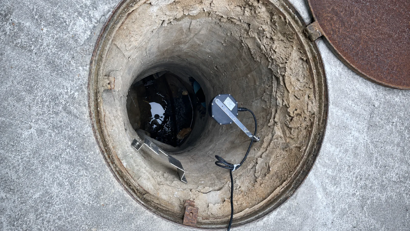 Proactive Manhole Flood Monitoring: Early Warning for Urban Drainage in China — on-site photo 3